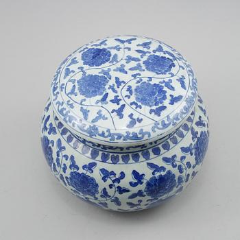 LOCKURNA, porslin, Kina, 1900-talets andra hälft.