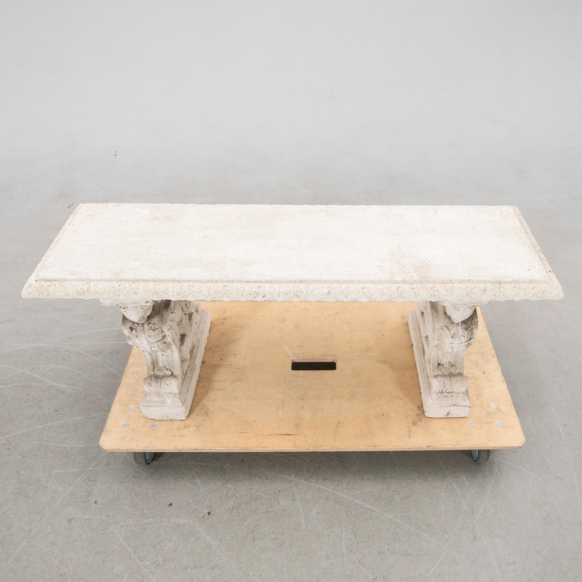 Trädgårdsbänk, betong, 1900-tal.