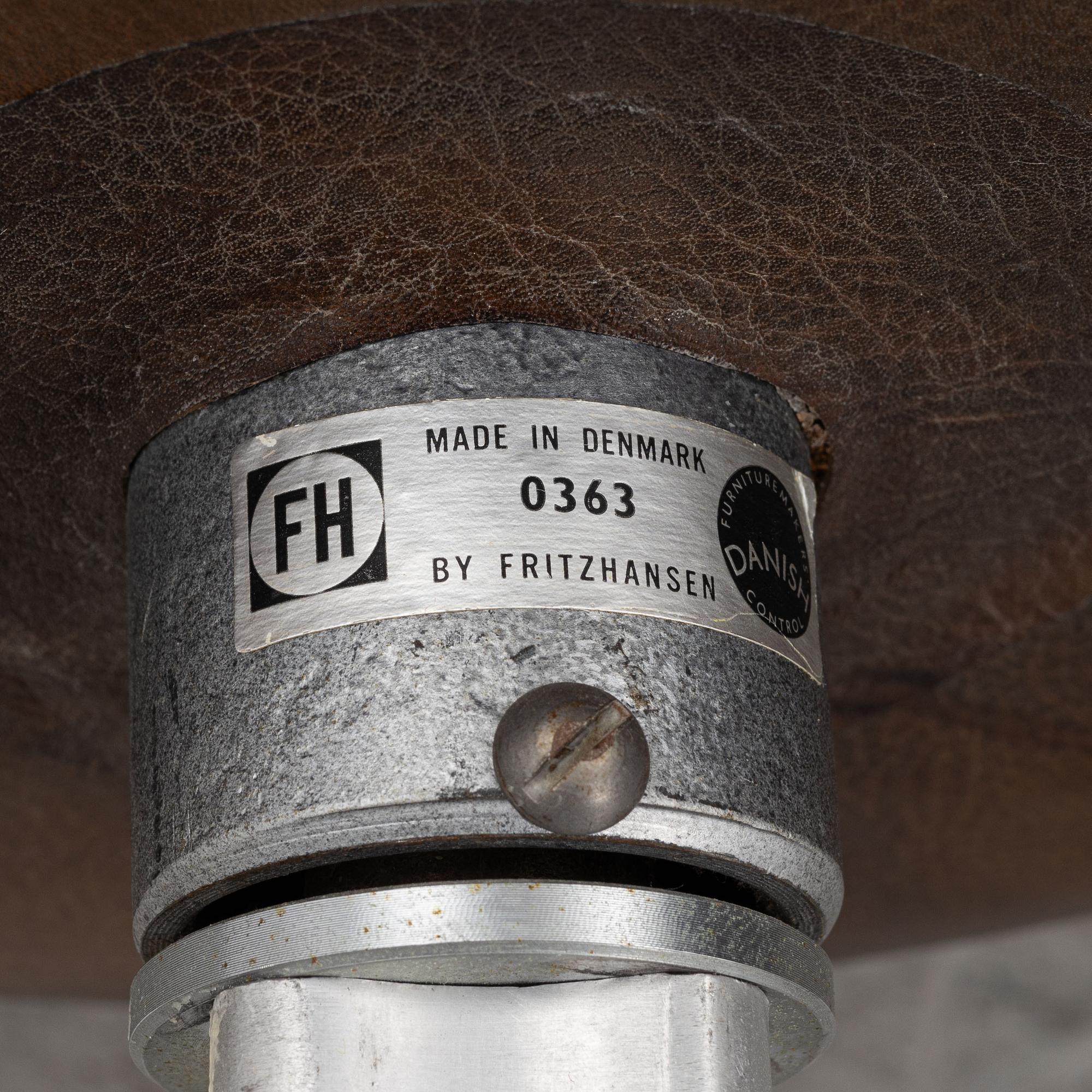 Arne Jacobsen, fåtöljer, ett par, "Svanen", Fritz Hansen, Danmark, 1963.