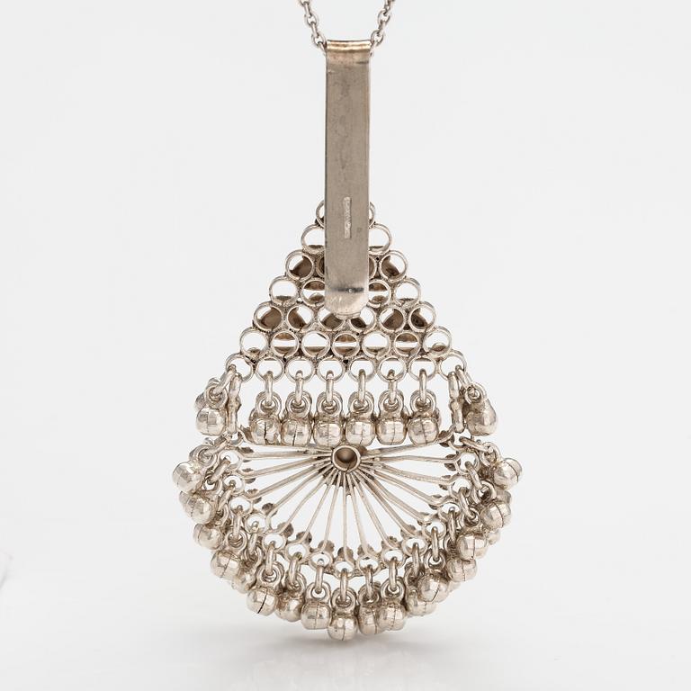 A silver necklace/brooch. Ossian Hopea, Porvoo 1977.