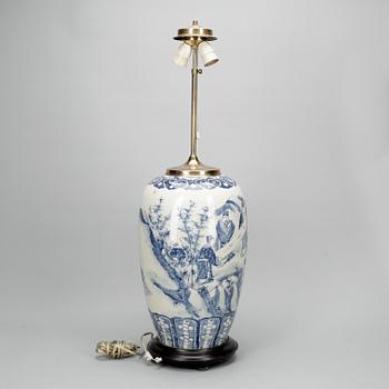 BORDSLAMPA, porslin, Kina, 1900-talets andra hälft.