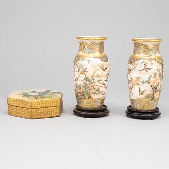 Two Japanese satsuma vases and a box with cover, early 20th Century.