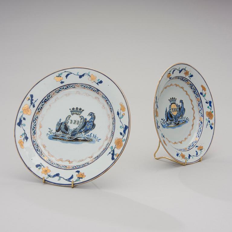 TVÅ KINESISKA TALLRIKAR, vapenporslin, Qianlong 1700-talets slut, med släkten Klickowströms vapen.