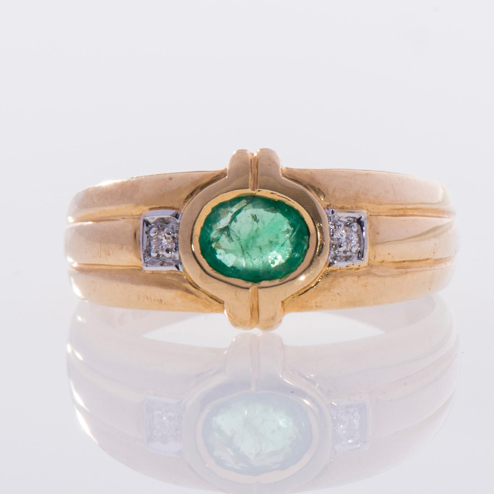 RING, 18k guld, smaragd 0,47 ct, 2 små diamanter. Vikt 3,5 g.