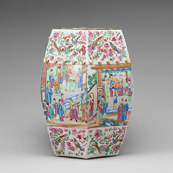 754. A Canton garden seat, Qing dynasty, 19th Century.