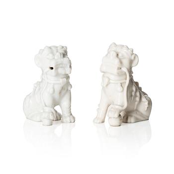 795. A pair of Chinese blanc de chine figures of buddhist lions, Qing dynasty, Kangxi (1662-1722).