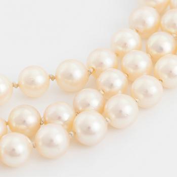 Cultured pearl necklace, clasp 18K white gold.