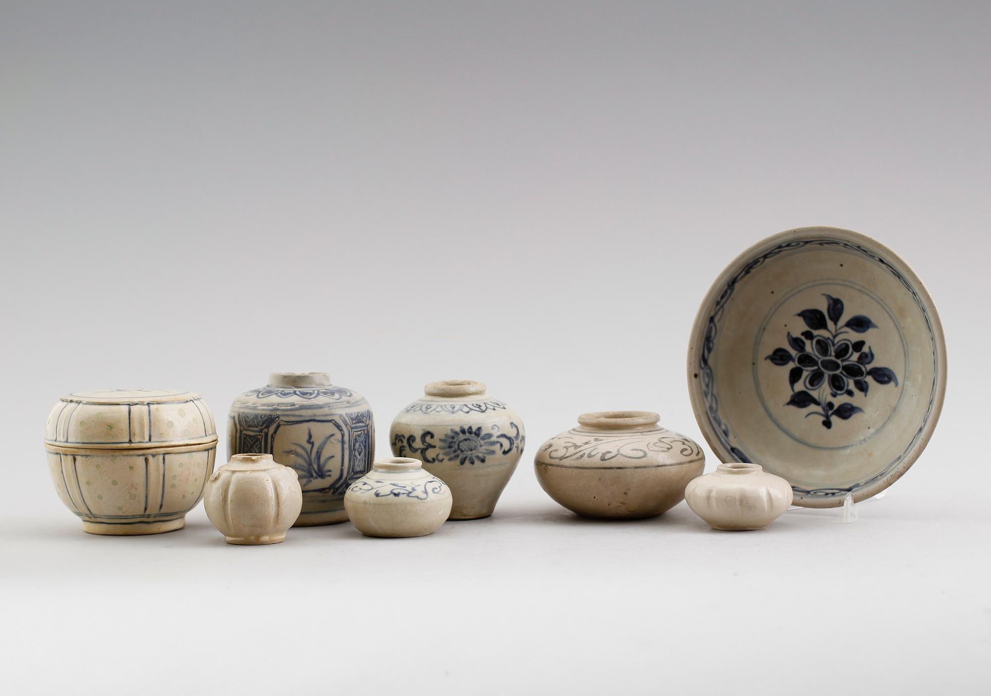 PORSLINSFÖREMÅL, 8 delar, Annam, Vietnam 1300-/1400-tal.