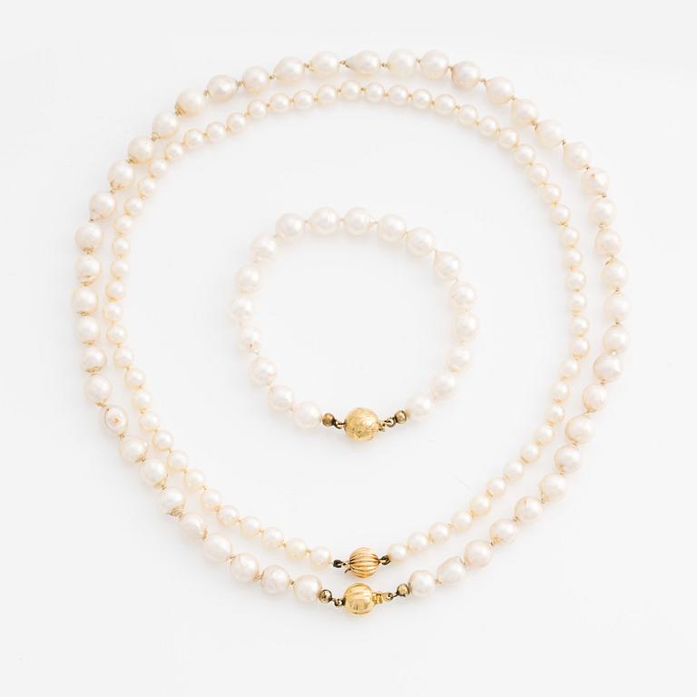 Två collier och en ett armband odlade pärlor och lås 18K guld.