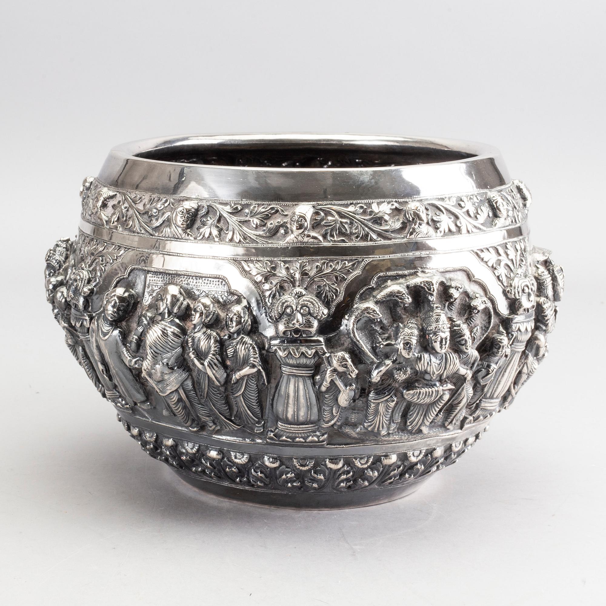 AN INDIAN BURMESE SILVER BOWL / JARDINIERE.