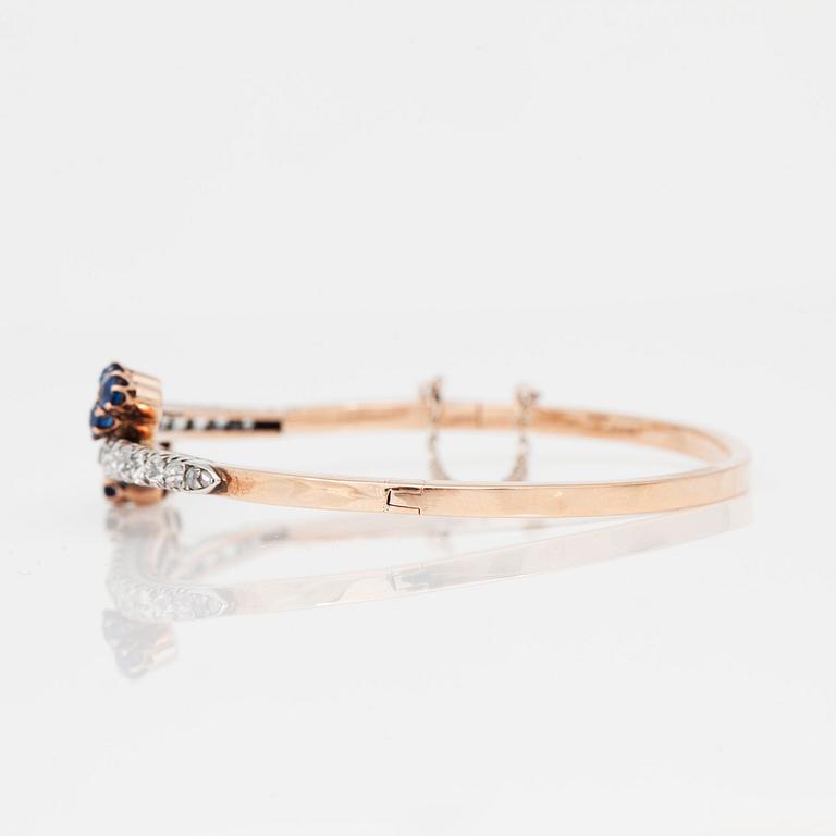 ARMBAND med gammalslipade diamanter totalt ca 2.00ct samt safirer.