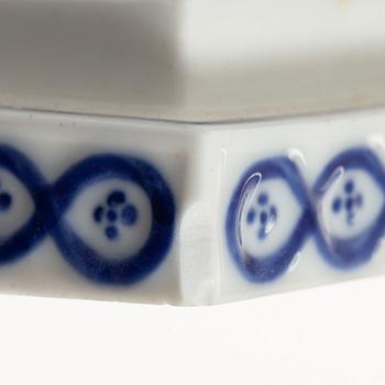 Ljusstakar, ett par, porslin, "Musselmalet", modell 2119, Royal Copenhagen, Danmark 1889-1922.