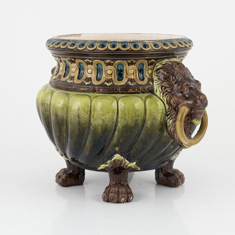 A majolica flower pot, late 19th century.