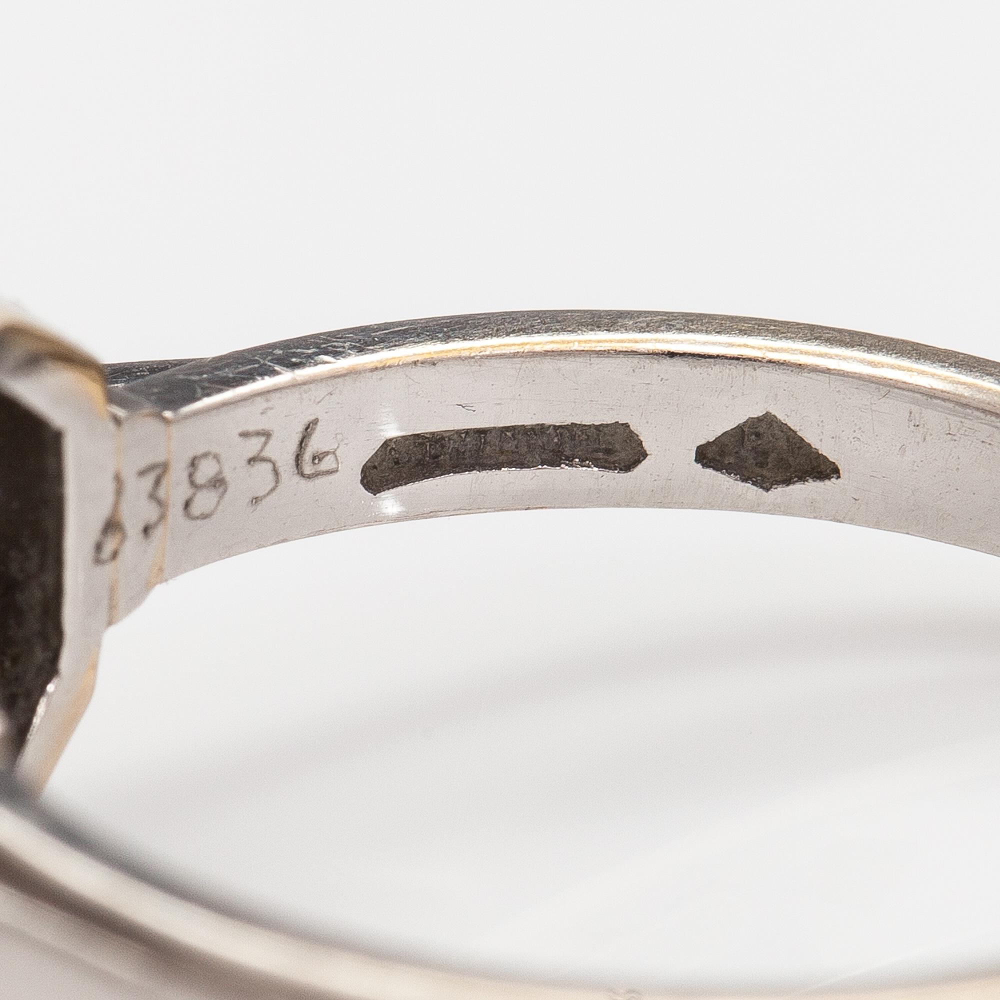 Alexander Tillander, Sormus, art déco tyyli, platinaa, timantteja n. 1.10 ct yht. Helsinki 1900-luvun loppuosa.