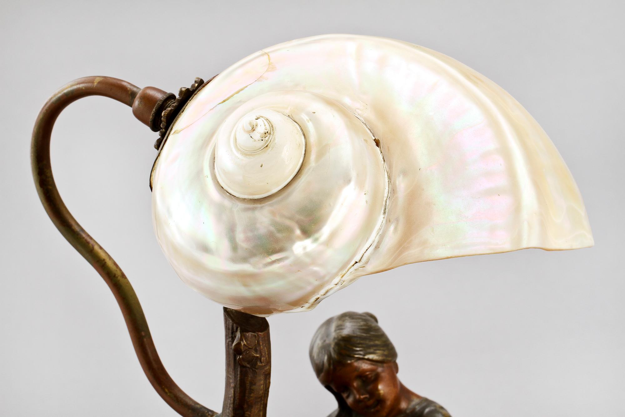 BORDSLAMPA, metall, 1900-talets första hälft.