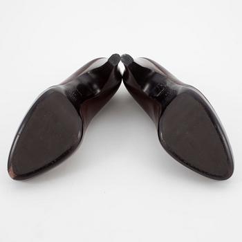 PRADA, a pair of brown leather pumps. Size 39.
