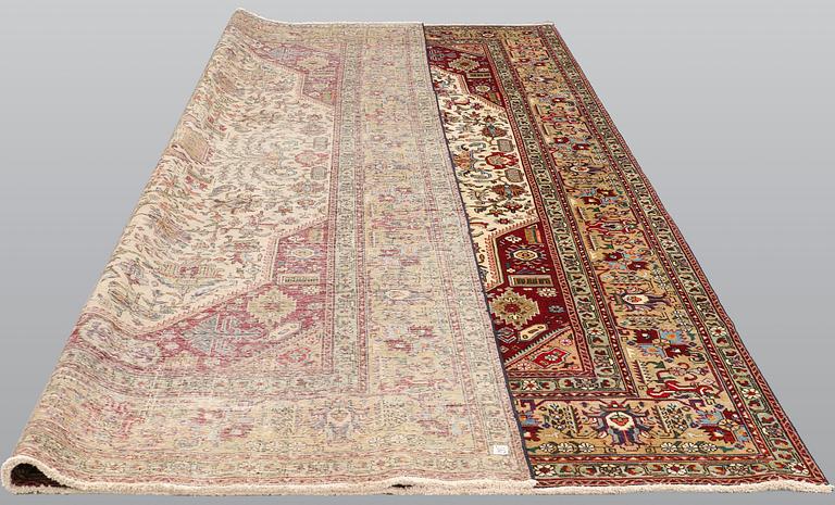 A carpet, Tabriz, ca 392 x 291 cm.