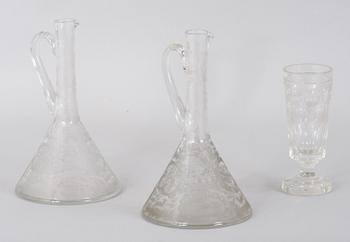 KARAFFER, ett par, samt GLAS på fot. 1800-tal.