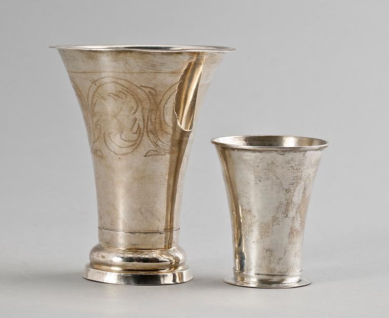 BÄGARE, 2 st, silver, A Reutz, Göteborg samt JF Grönquist, Östhammar, 1810-32. Totalvikt ca 70 gram.