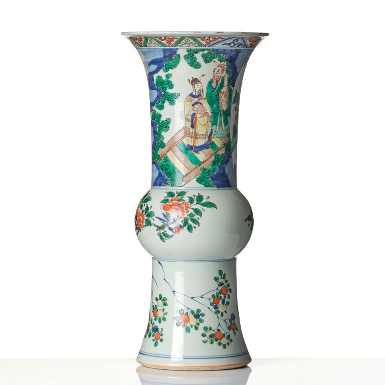 A wucai decorated vase, Qing dynasty, early Kangxi (1662-1722).