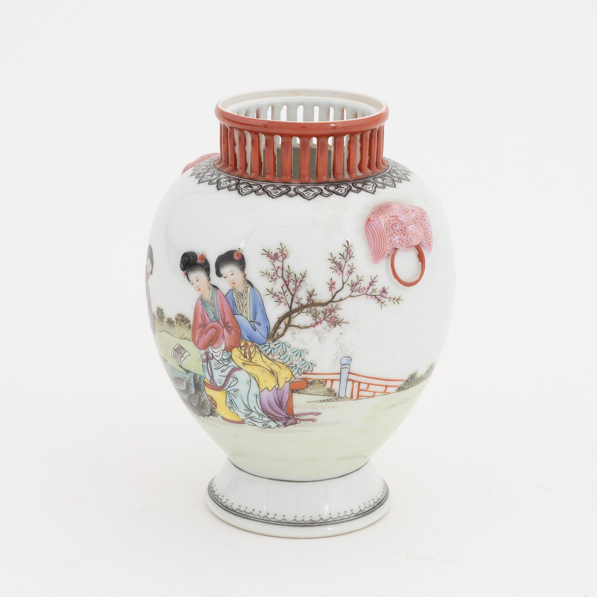 A Chinese Republic vase, 20th Century.