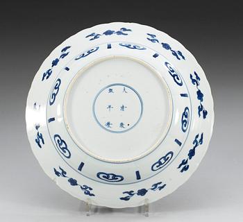 A blue and white charger, Qing dynasty, mark and period of Kangxi (1662-1722).