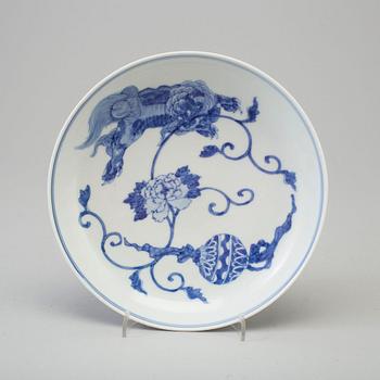 A blue and white dish, Qing dynasty, 19th Century.