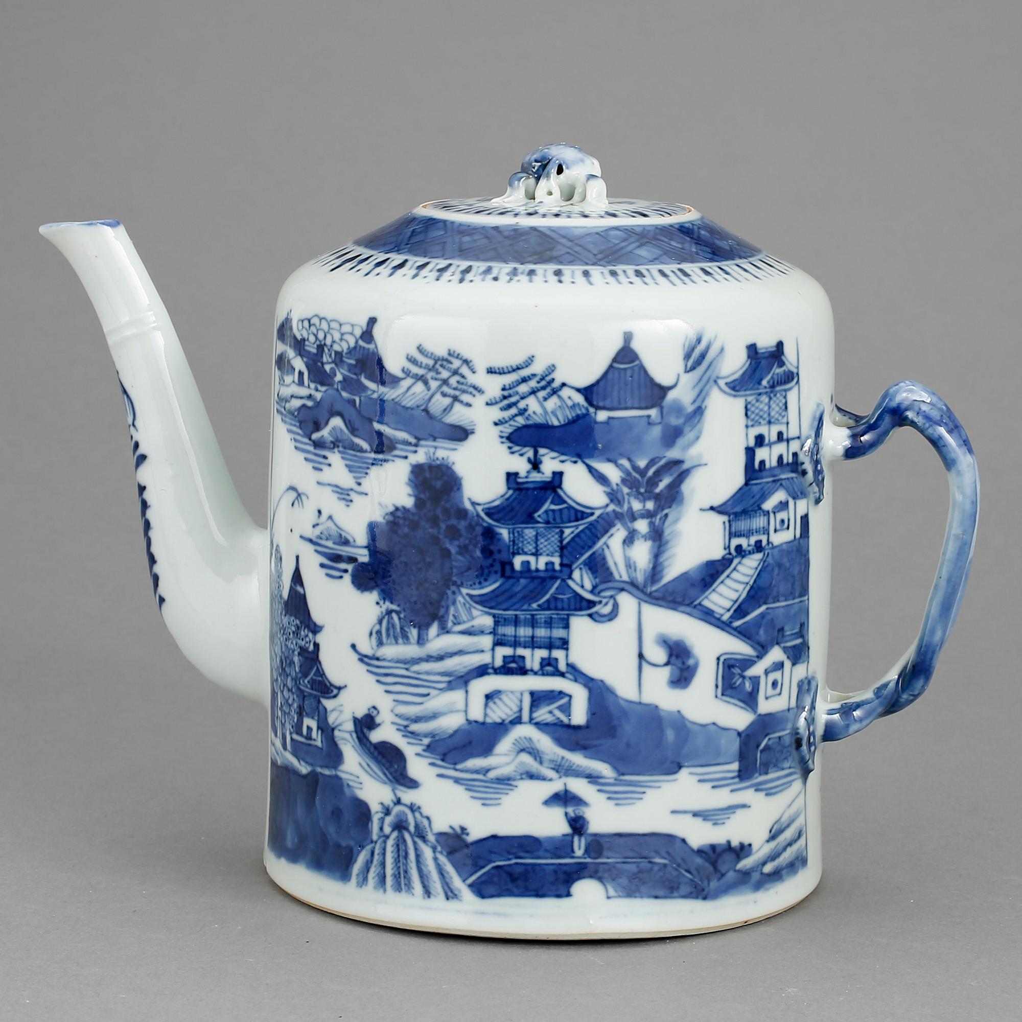 TEKANNA, porslin. Qingdynastin Qianlong 1736-95.