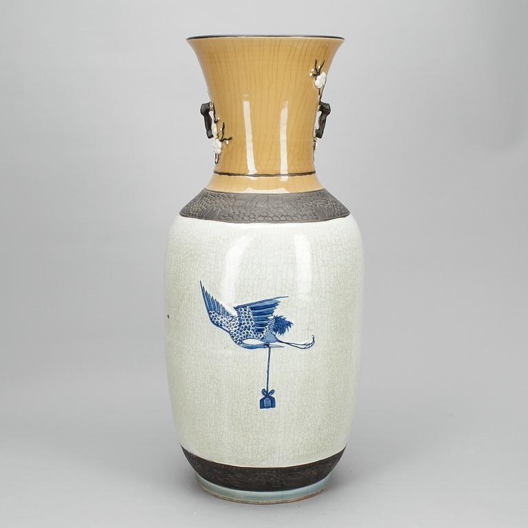 GOLVURNA, porslin, Kina, 1900-talets slut.