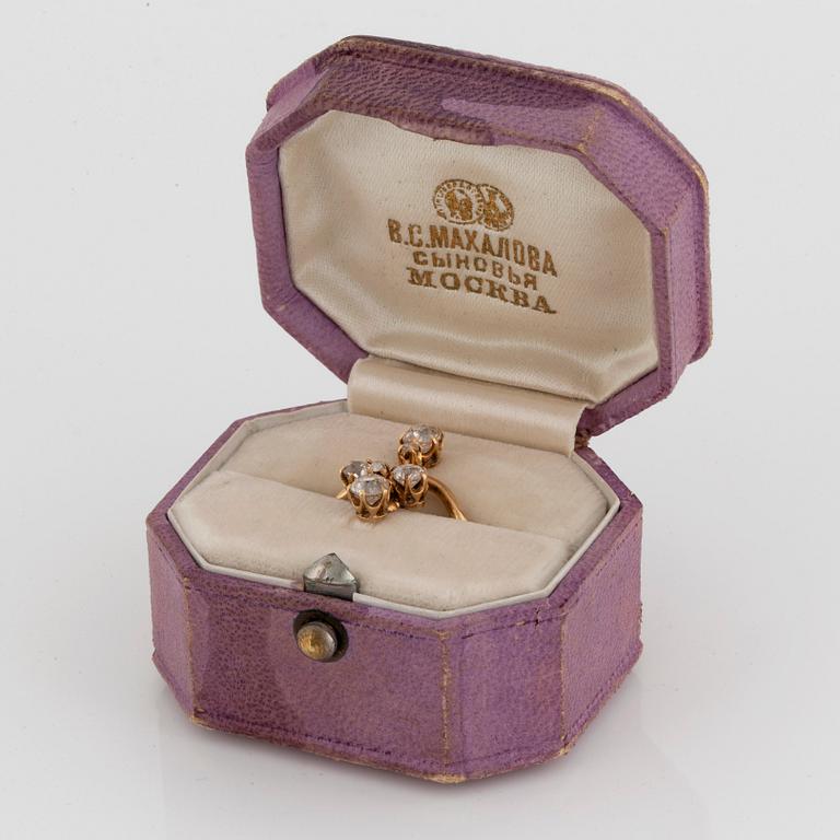 A 14K gold ring set with old- and rose-cut diamonds with a total weight of ca 0.75 ct.