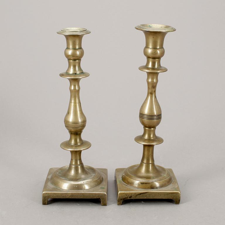 LJUSSTAKAR, 2st, mässing, 1800-tal.