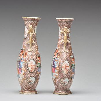 A pair of famille rose vases, Qingdynastin, Qianlong (1736-95).