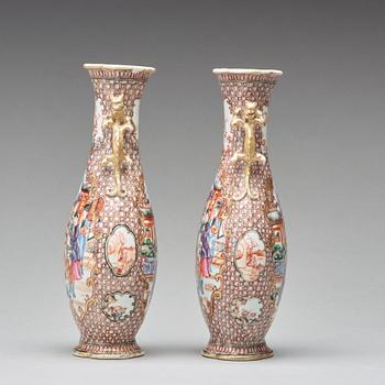 A pair of famille rose vases, Qingdynastin, Qianlong (1736-95).