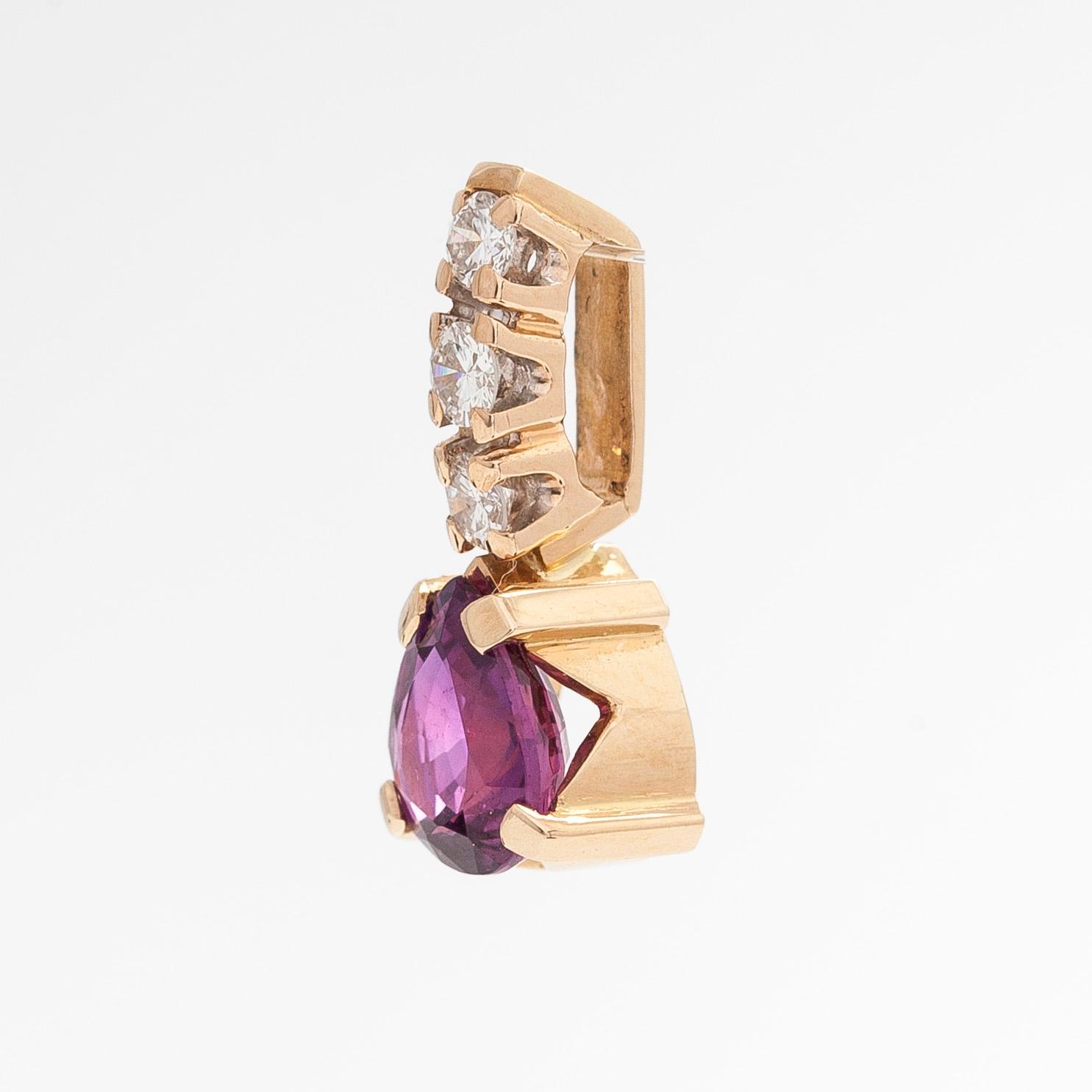 Riipus, 14K kultaa, pisarahiottu rubiini ja timantteja.