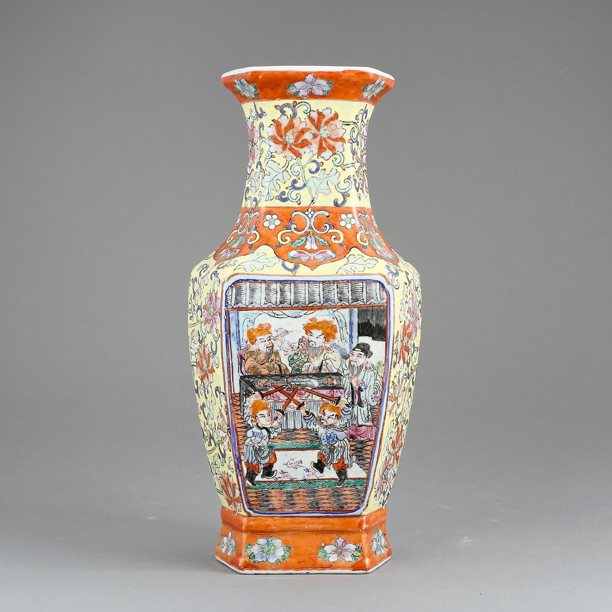 VAS, porslin, Kina, sannolikt 1900-talets andra hälft.