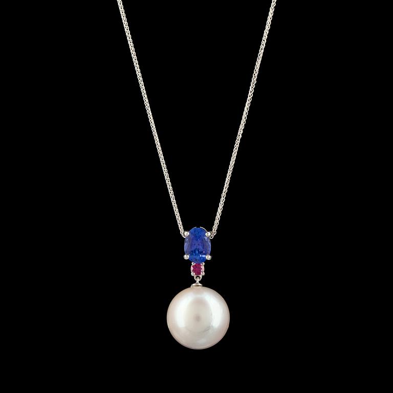 HÄNGSMYCKE med odlad Söderhavspärla (South sea), 15 mm, fasettslipad tanzanit, totalt ca 1.90 ct samt rubin 0.15 ct.