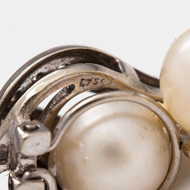 A pearl collier with cultured pearls and an 18K white gold clasp with diamonds ca. 0.42 ct in total.