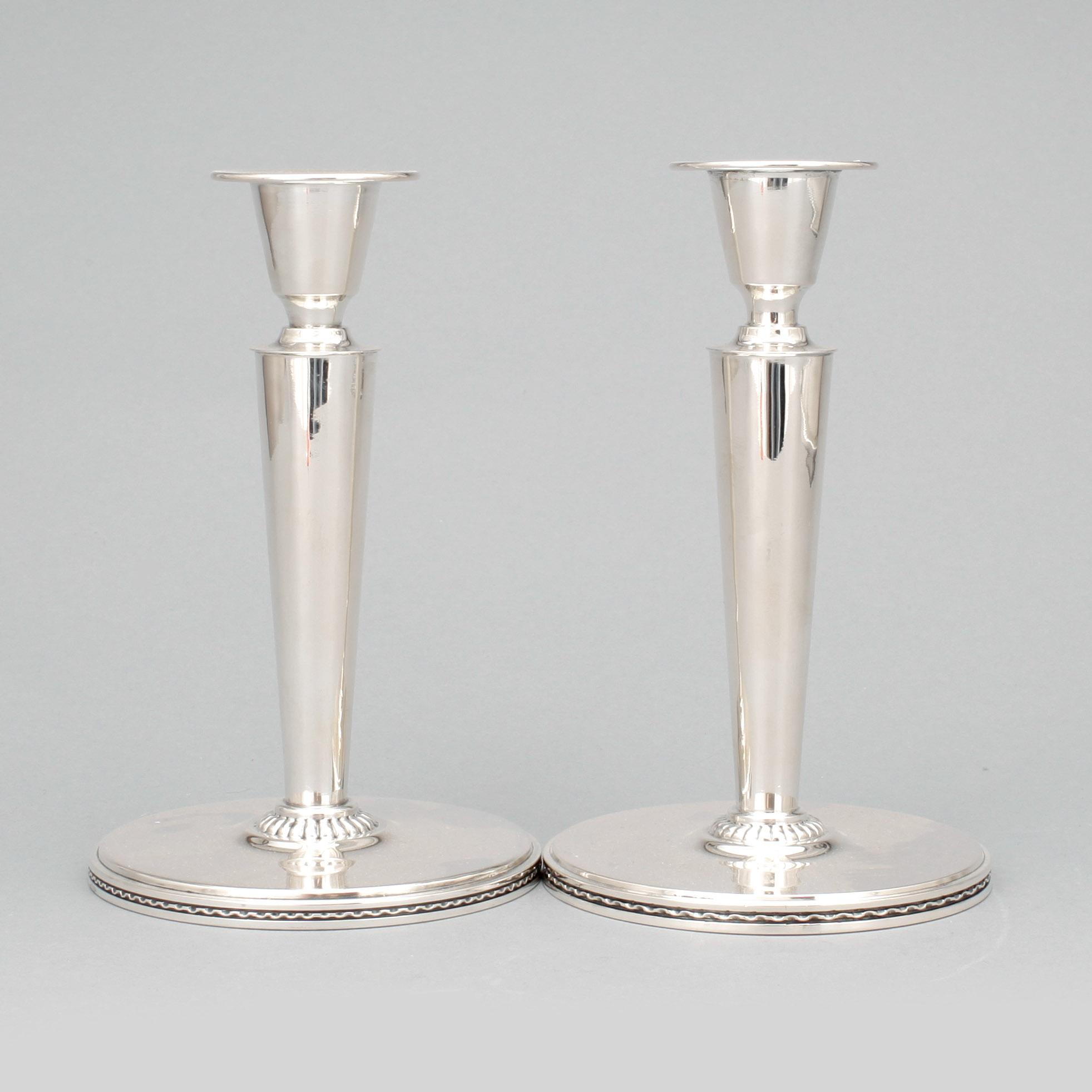 LJUSSTAKAR, ett par, silver, Eric Rådström, Stockholm, 1930 respektive 1947. Vikt ca 260 gram.