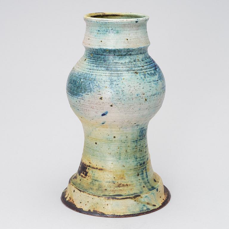 KYLLIKKI SALMENHAARA, A CERAMIC VASE. Signed KS, Arabia.