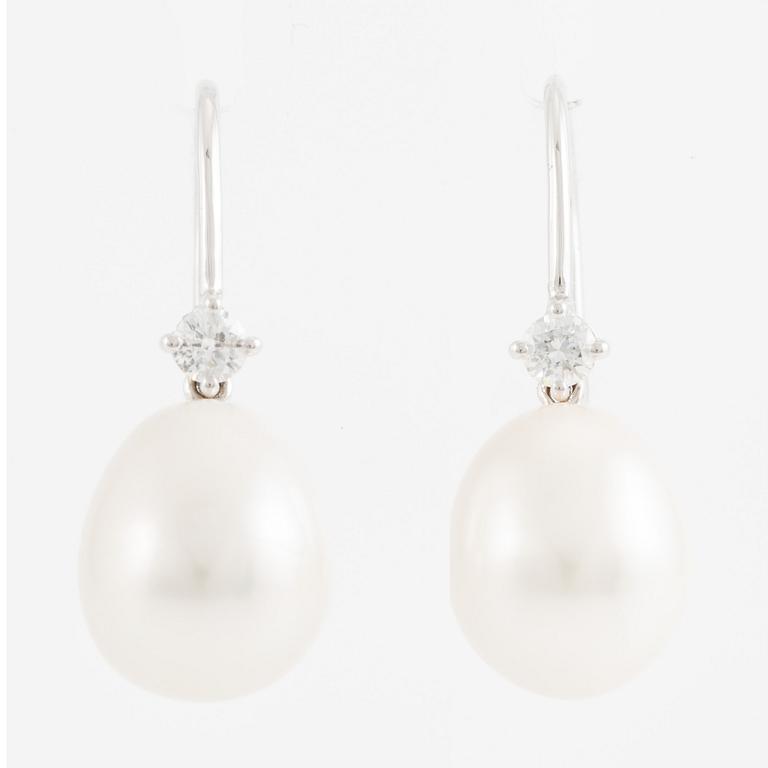 Earrings, 18K white gold with oval pearls and brilliant-cut diamonds.