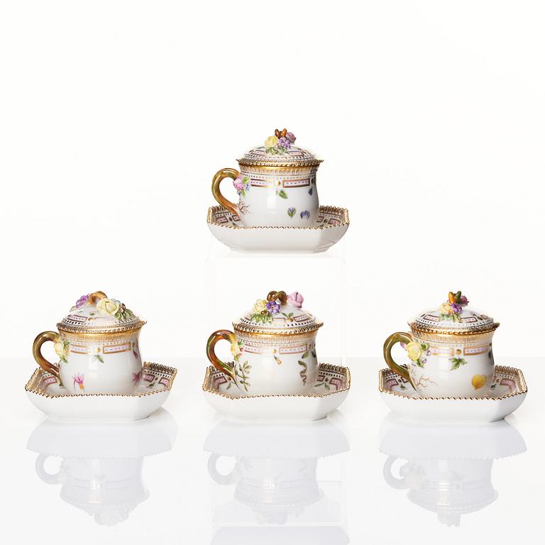 Cremekoppar med fat, fyra stycken, porslin. Royal Copenhagen, "Flora Danica", Danmark, 1900-tal.