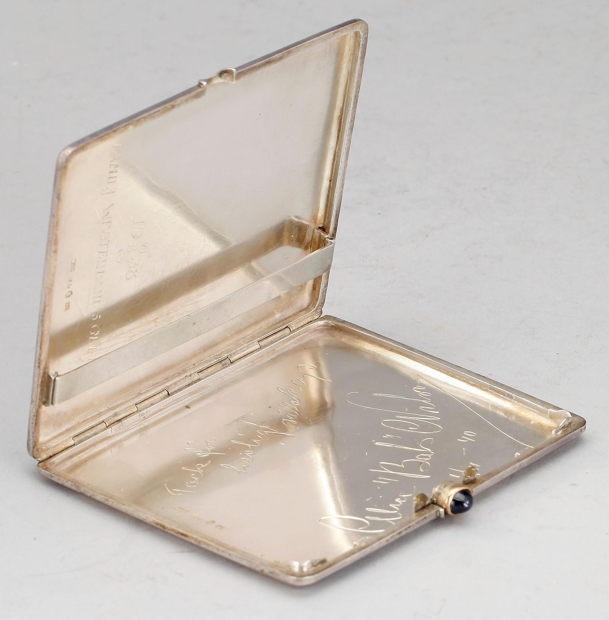 CIGARETTETUI, silver, W A Bolin, Stockholm, 1917. Vikt 157 gram.