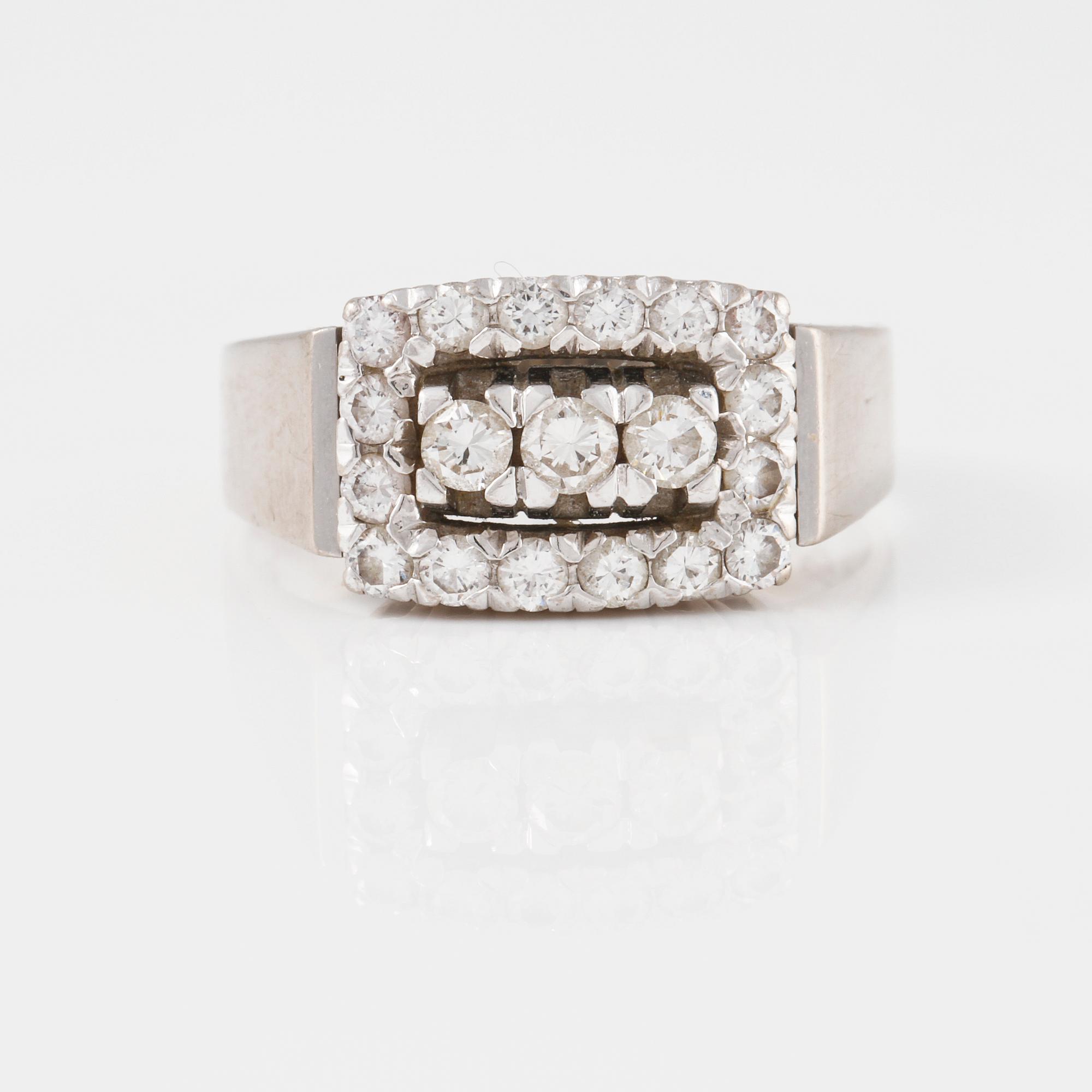 RING, 18K vitguld med briljantslipade diamanter 0.64 ct, Gustav Dahlgren & Co, Malmö. Vikt 6 gram.