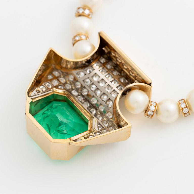 Kristian Nilsson, collier odlade pärlor och 18K guld med fasettslipad smaragd samt rundabriljantslipade diamanter.