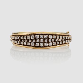 1401. A brilliant-cut diamond bracelet. Total carat weight circa 6.50 cts.