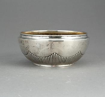 SKÅL, silver. Otydlig tillverkarstämpel, Stockholm, sannolikt 1908. Vikt ca 233 gram.