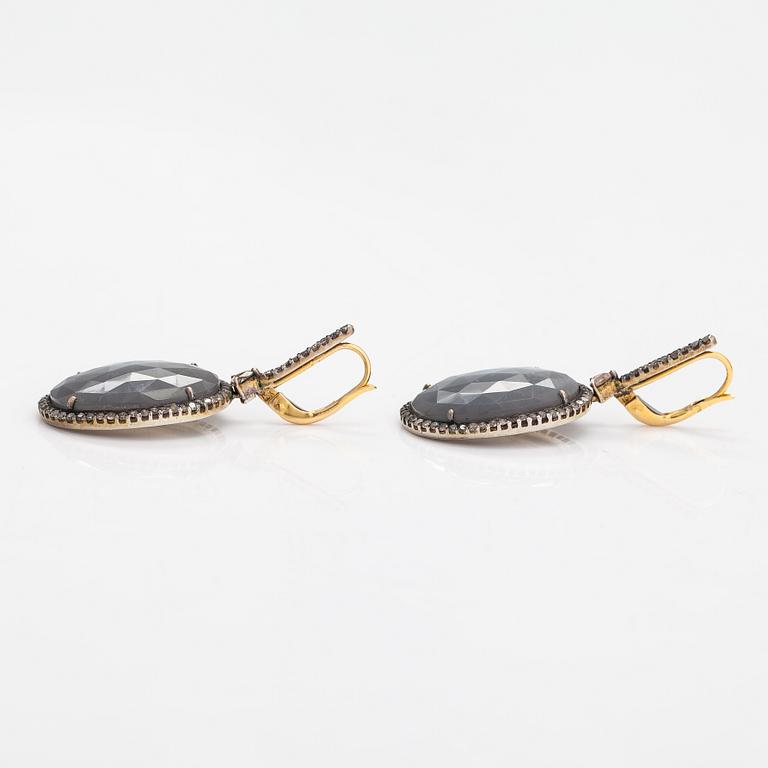 A pair of 18K gold and silver earrings with moonstones and diamonds ca. 1.68 ct in total.