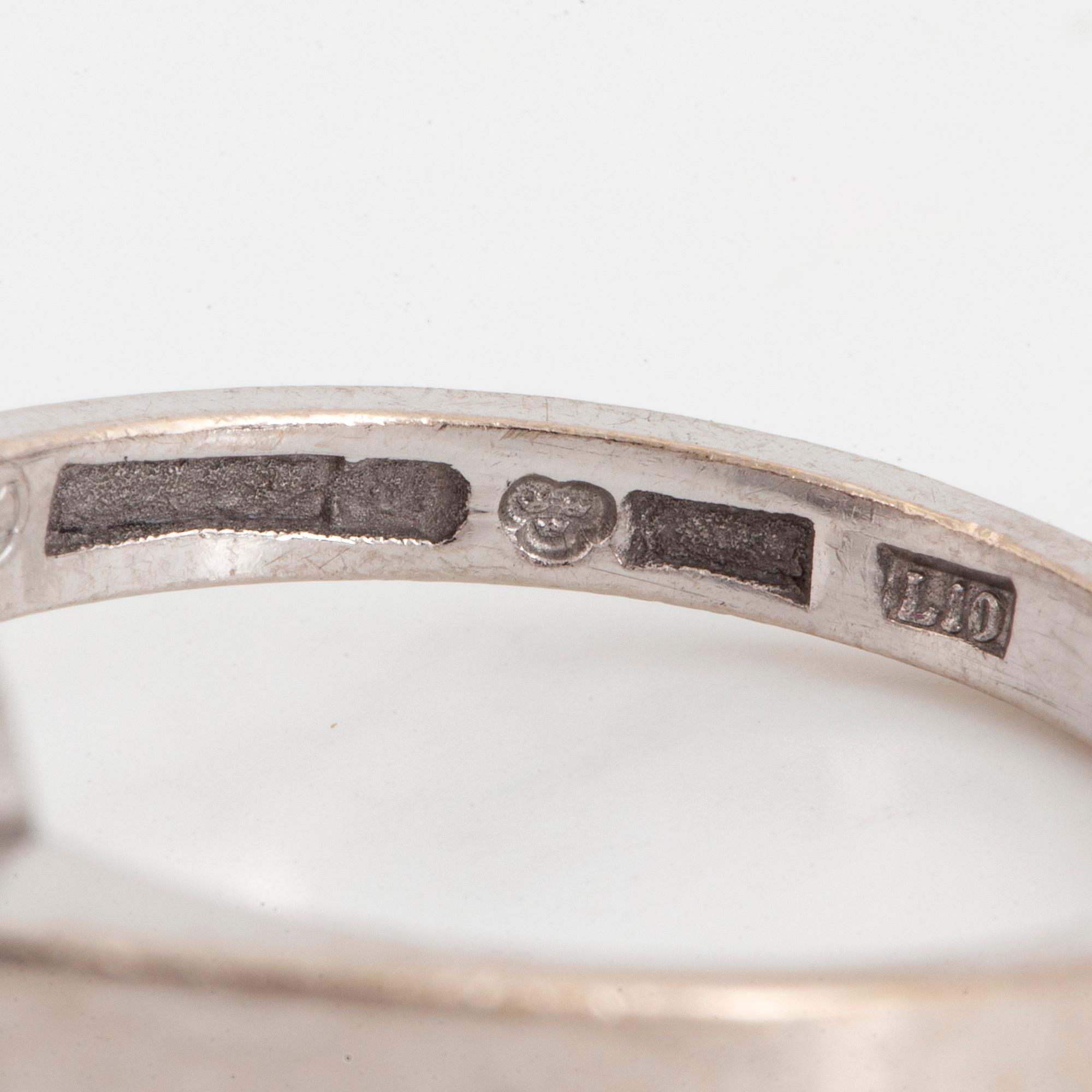 RING, med ovalslipad rubin 0.99 ct samt briljantslipade diamanter totalt 0.71 ct.