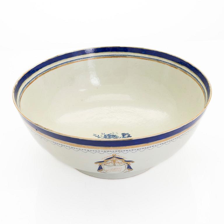 An enamelled porcelain, punch bowl, Qing dynasty, Jiaqing (1796-1820).