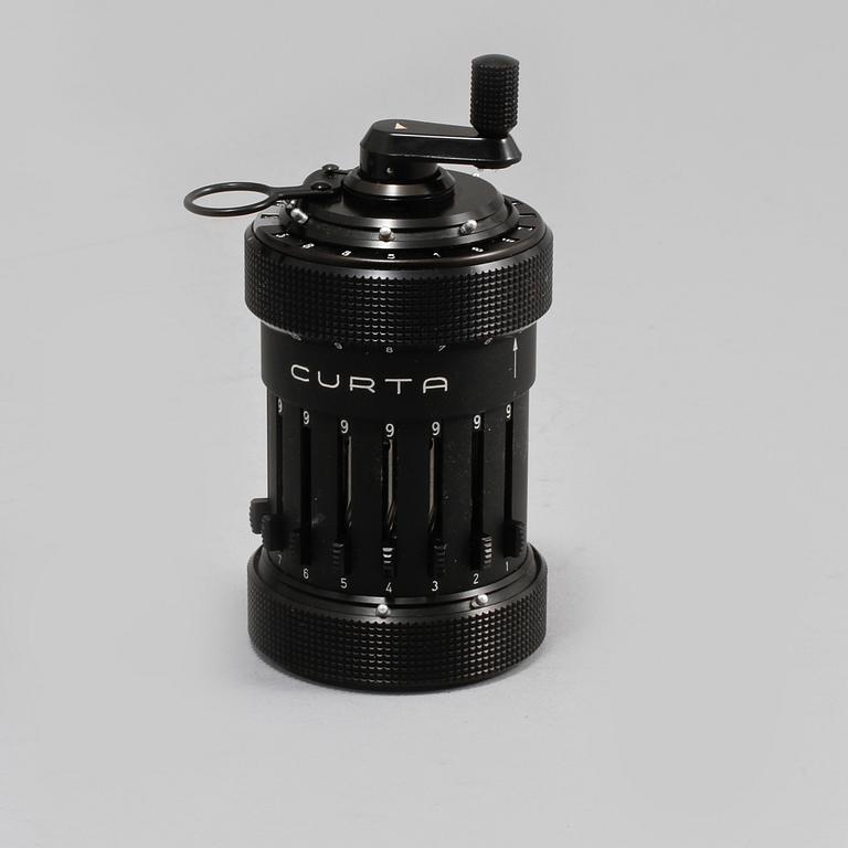 RÄKNEMASKIN, "CURTA", System Curt Herzstark Made in Liechtenstein by Contina AG Mauren, 1900-talets andra hälft.